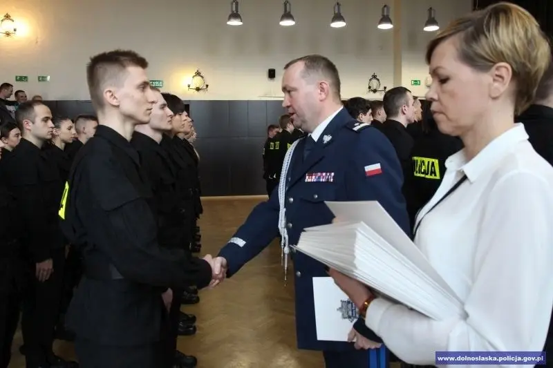 Nowi policjanci ślubowali. 2 z nich służyć będzie w bolesławieckiej komendzie