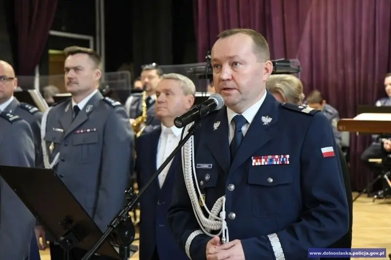 Nowi policjanci ślubowali. 2 z nich służyć będzie w bolesławieckiej komendzie