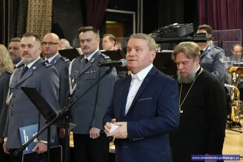 Nowi policjanci ślubowali. 2 z nich służyć będzie w bolesławieckiej komendzie