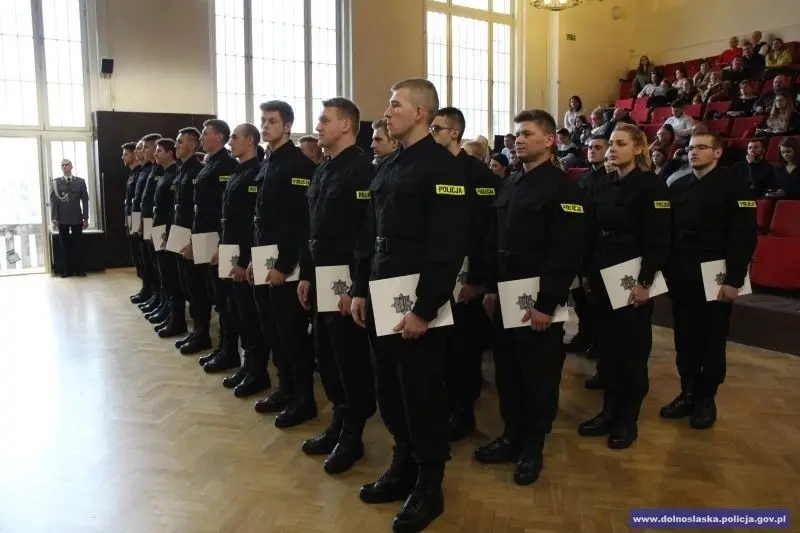 Nowi policjanci ślubowali. 2 z nich służyć będzie w bolesławieckiej komendzie