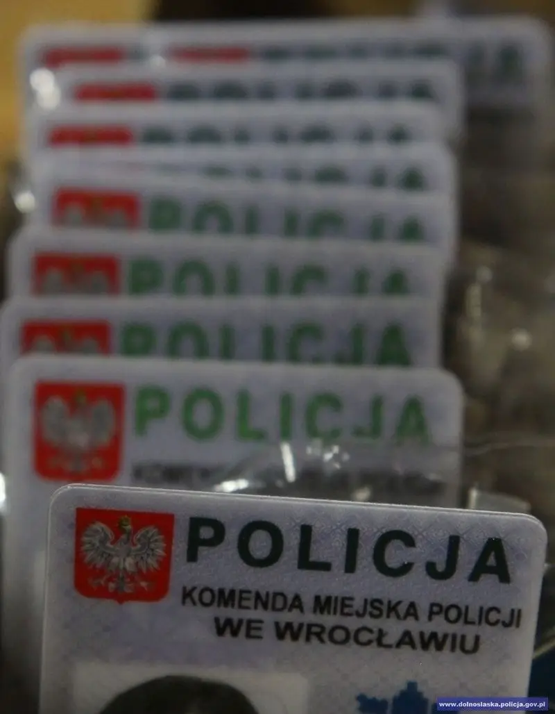 Nowi policjanci ślubowali. 2 z nich służyć będzie w bolesławieckiej komendzie