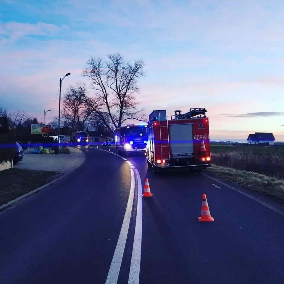 Volkswagen wypadł z drogi i wylądował w rowie