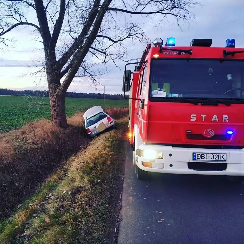 Volkswagen wypadł z drogi i wylądował w rowie