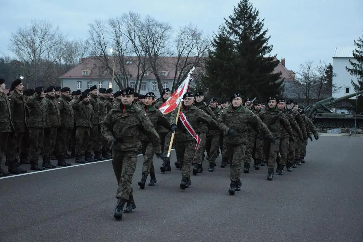 Artylerzyści wręczyli broń elewom