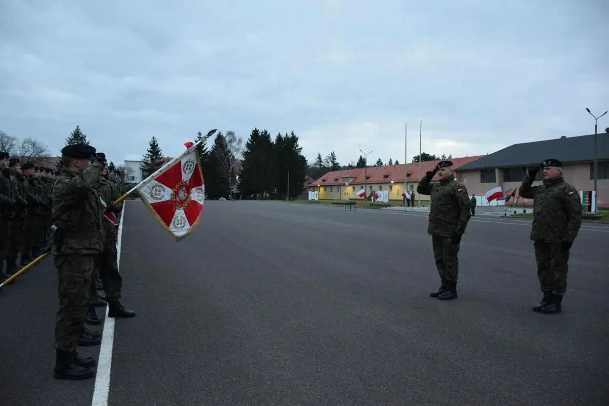 Artylerzyści wręczyli broń elewom