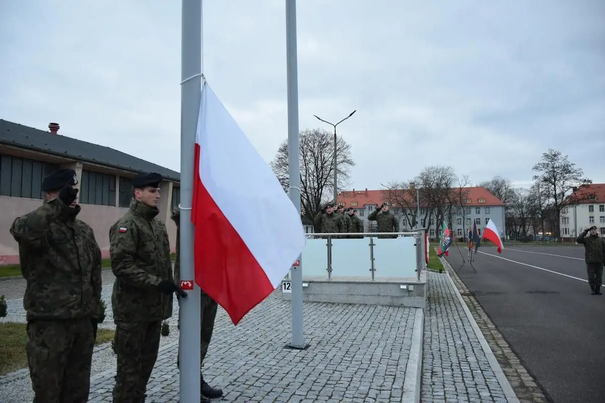 Artylerzyści wręczyli broń elewom