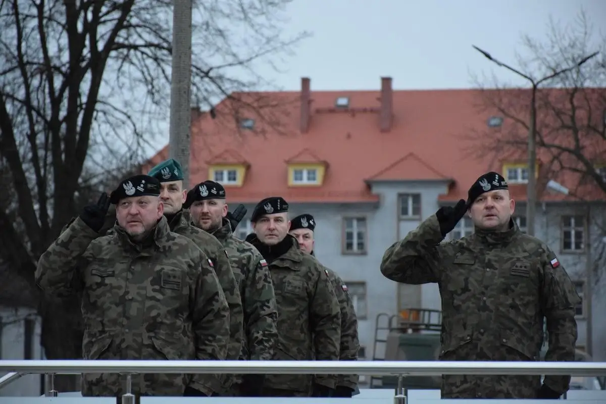 Artylerzyści wręczyli broń elewom