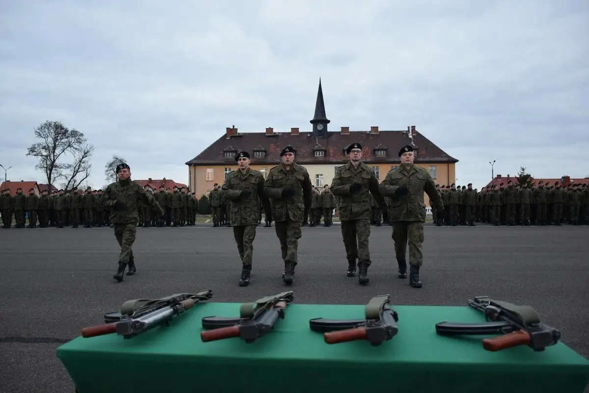 Artylerzyści wręczyli broń elewom