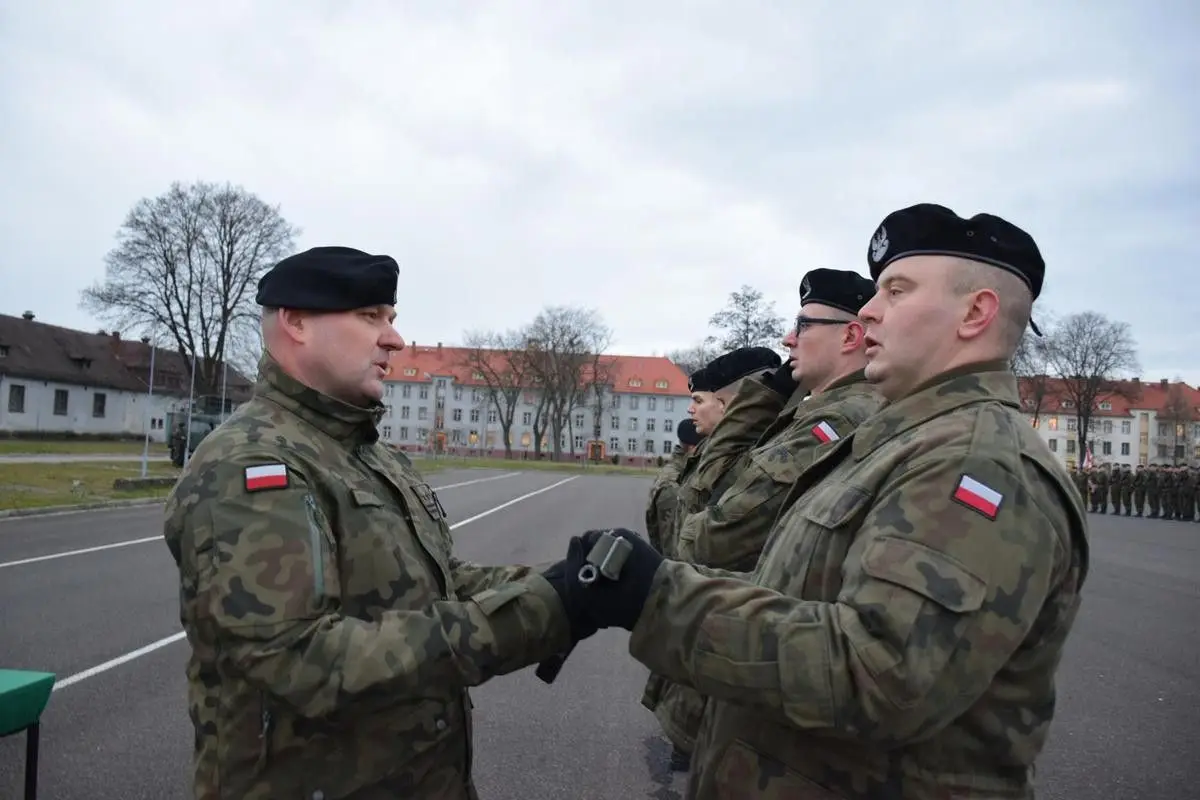 Artylerzyści wręczyli broń elewom