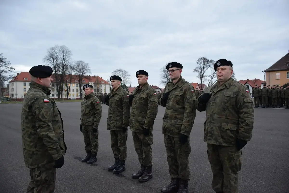 Artylerzyści wręczyli broń elewom