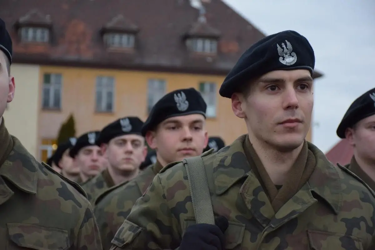 Artylerzyści wręczyli broń elewom