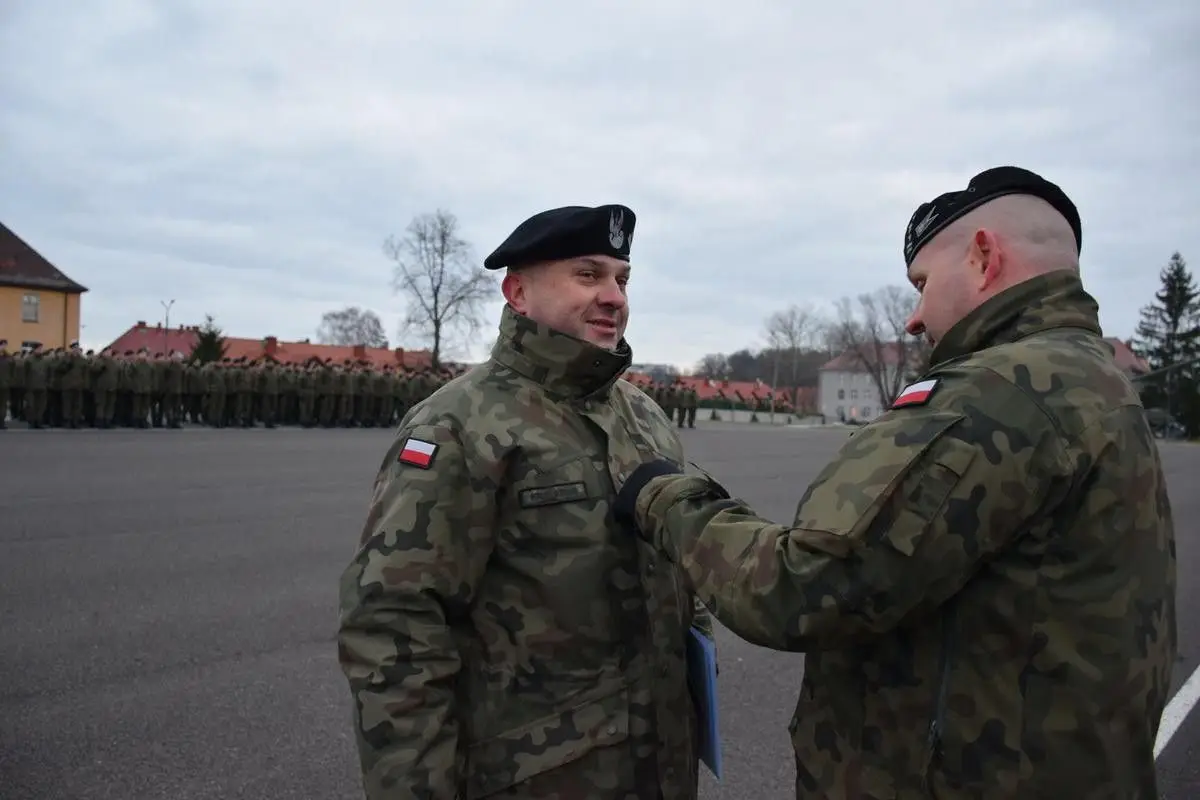 Artylerzyści wręczyli broń elewom