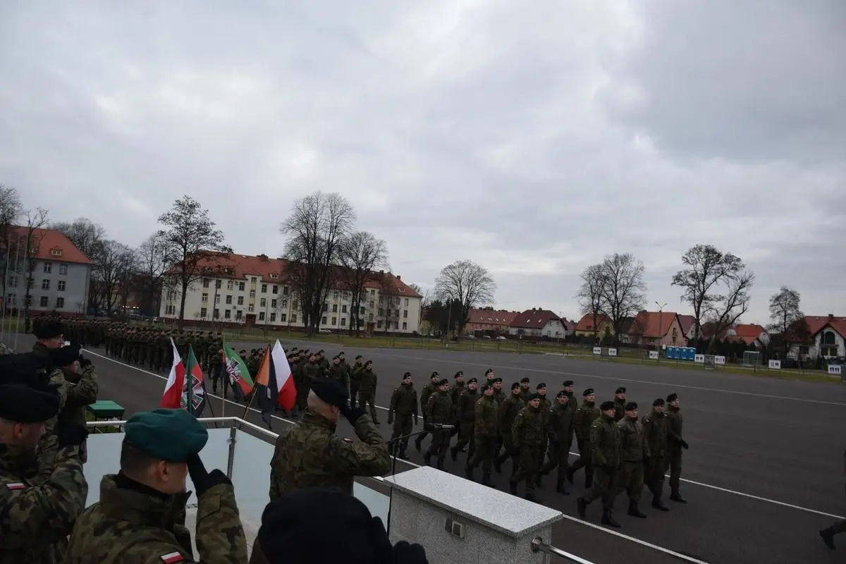 Artylerzyści wręczyli broń elewom
