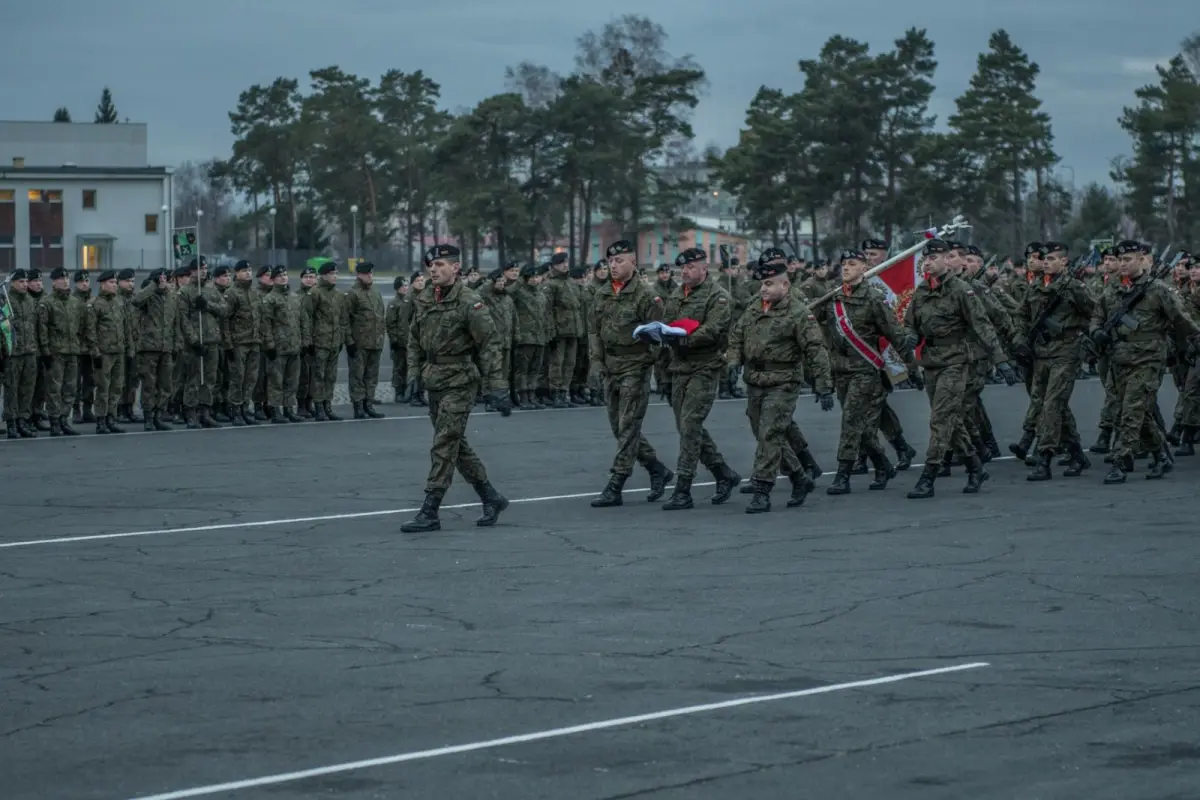 Pancerniacy uroczyście wręczyli elewom broń