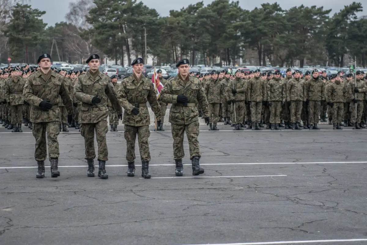 Pancerniacy uroczyście wręczyli elewom broń