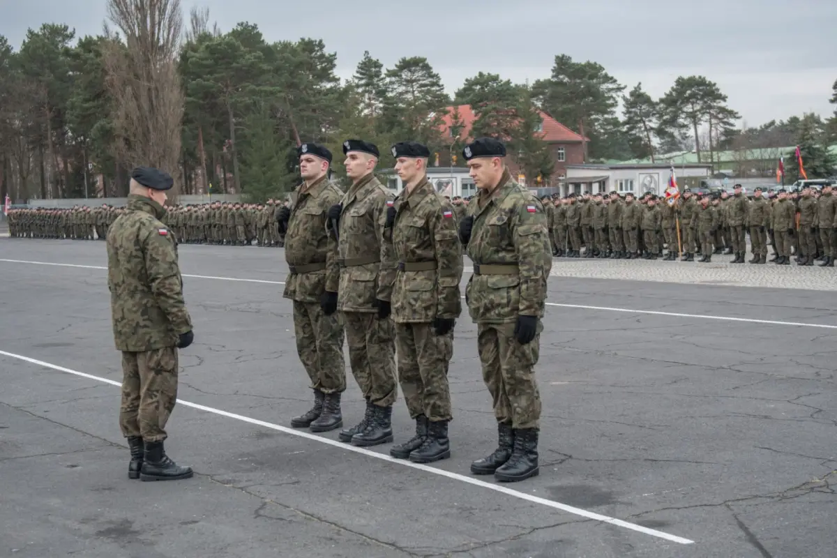 Бронетанкові війська урочисто вручили зброю новобранцям