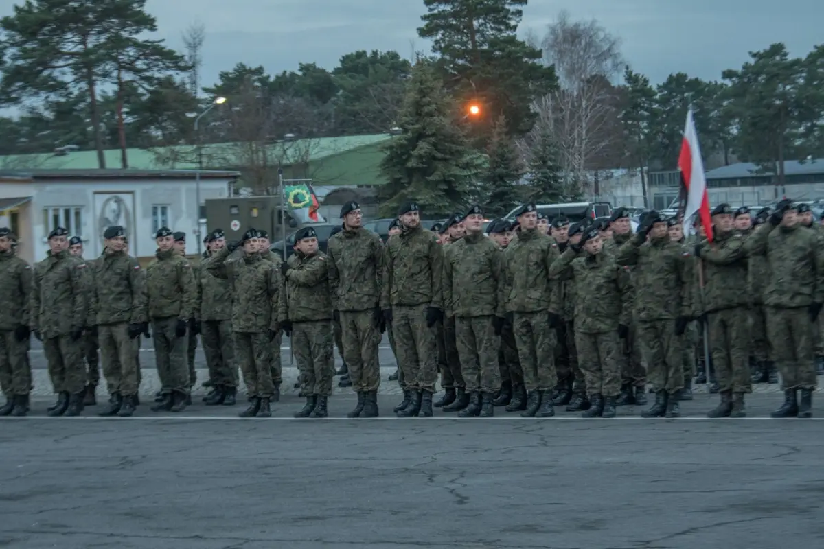Pancerniacy uroczyście wręczyli elewom broń