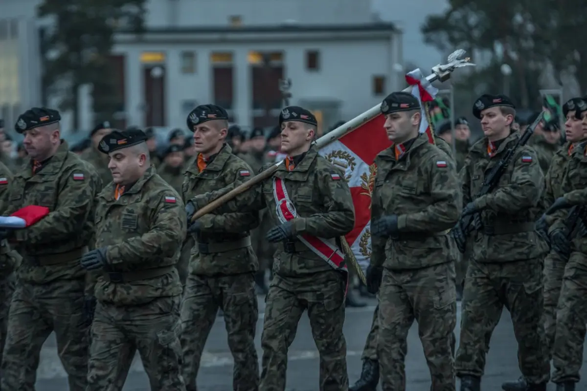 Pancerniacy uroczyście wręczyli elewom broń