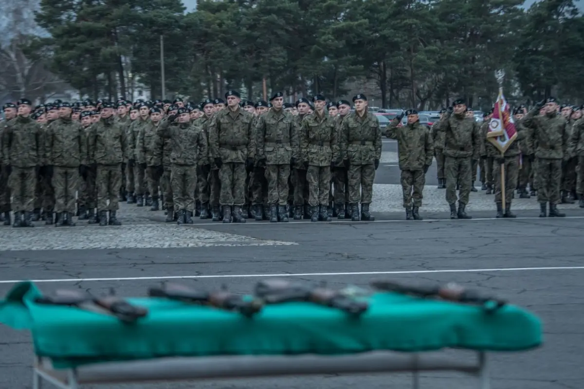 Pancerniacy uroczyście wręczyli elewom broń