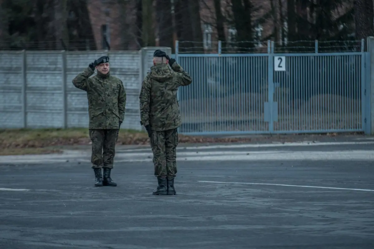 Pancerniacy uroczyście wręczyli elewom broń
