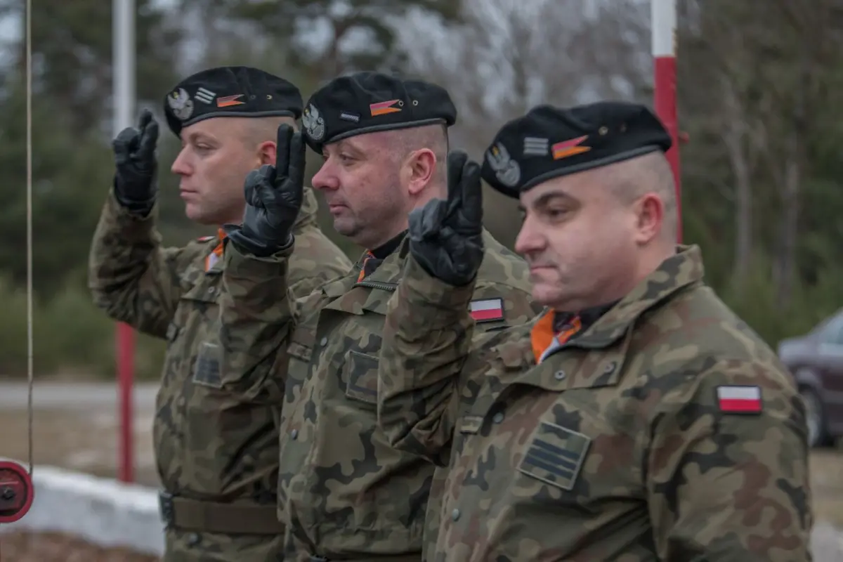 Pancerniacy uroczyście wręczyli elewom broń