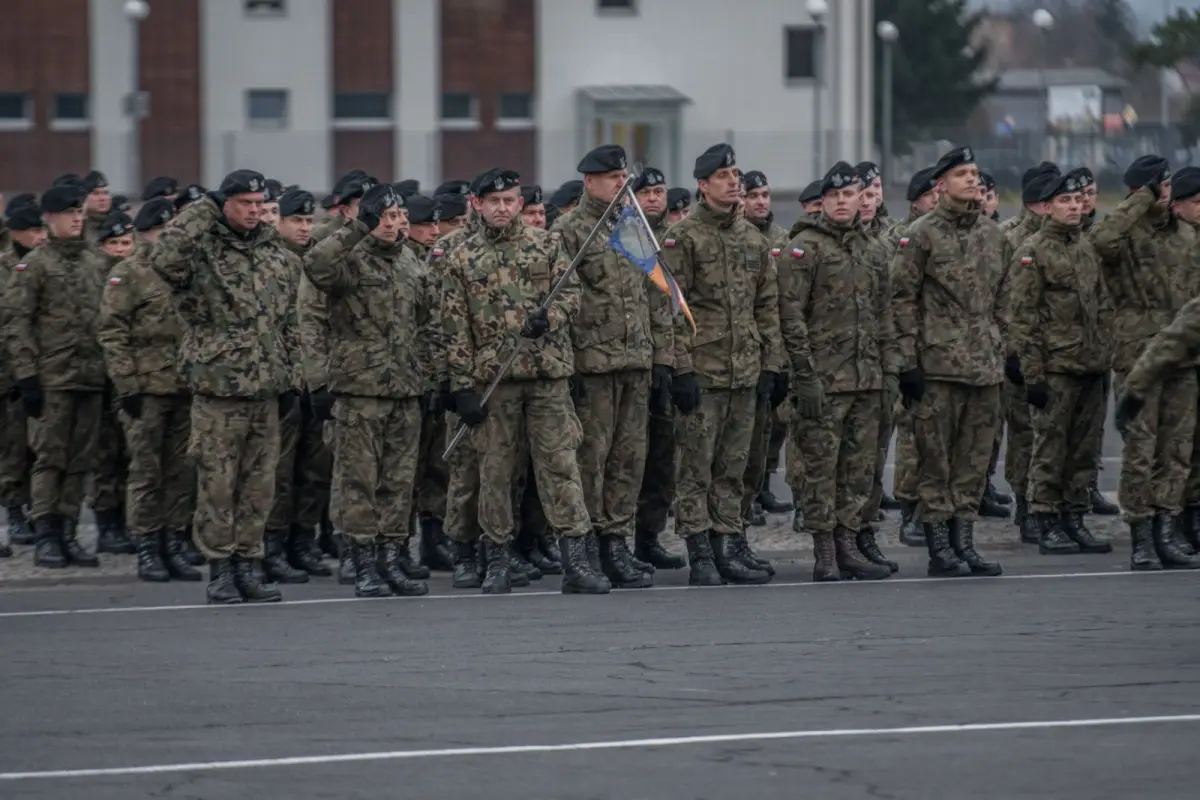 Pancerniacy uroczyście wręczyli elewom broń
