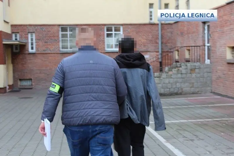 Odzyskali 200-letnie skrzypce warte… 10 tys. zł. Włamywacz-recydywista zatrzymany