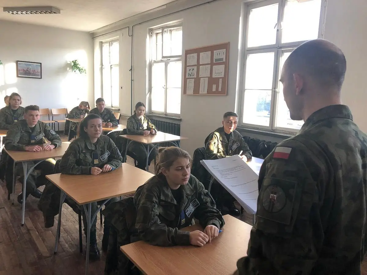 Uczniowie klas mundurowych po egzaminie