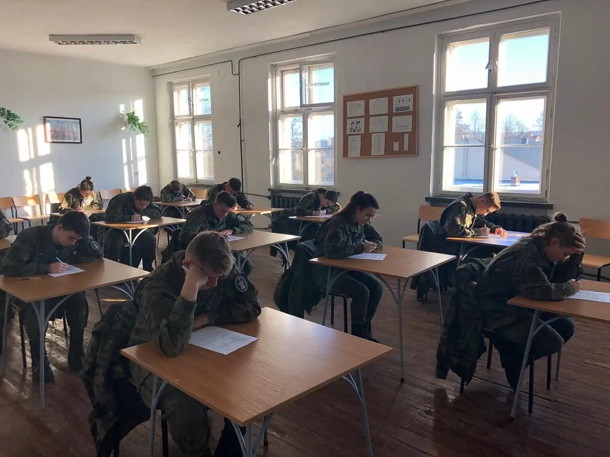 Uczniowie klas mundurowych po egzaminie