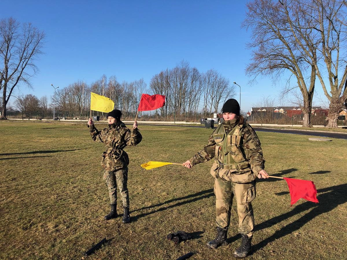 Uczniowie klas mundurowych po egzaminie