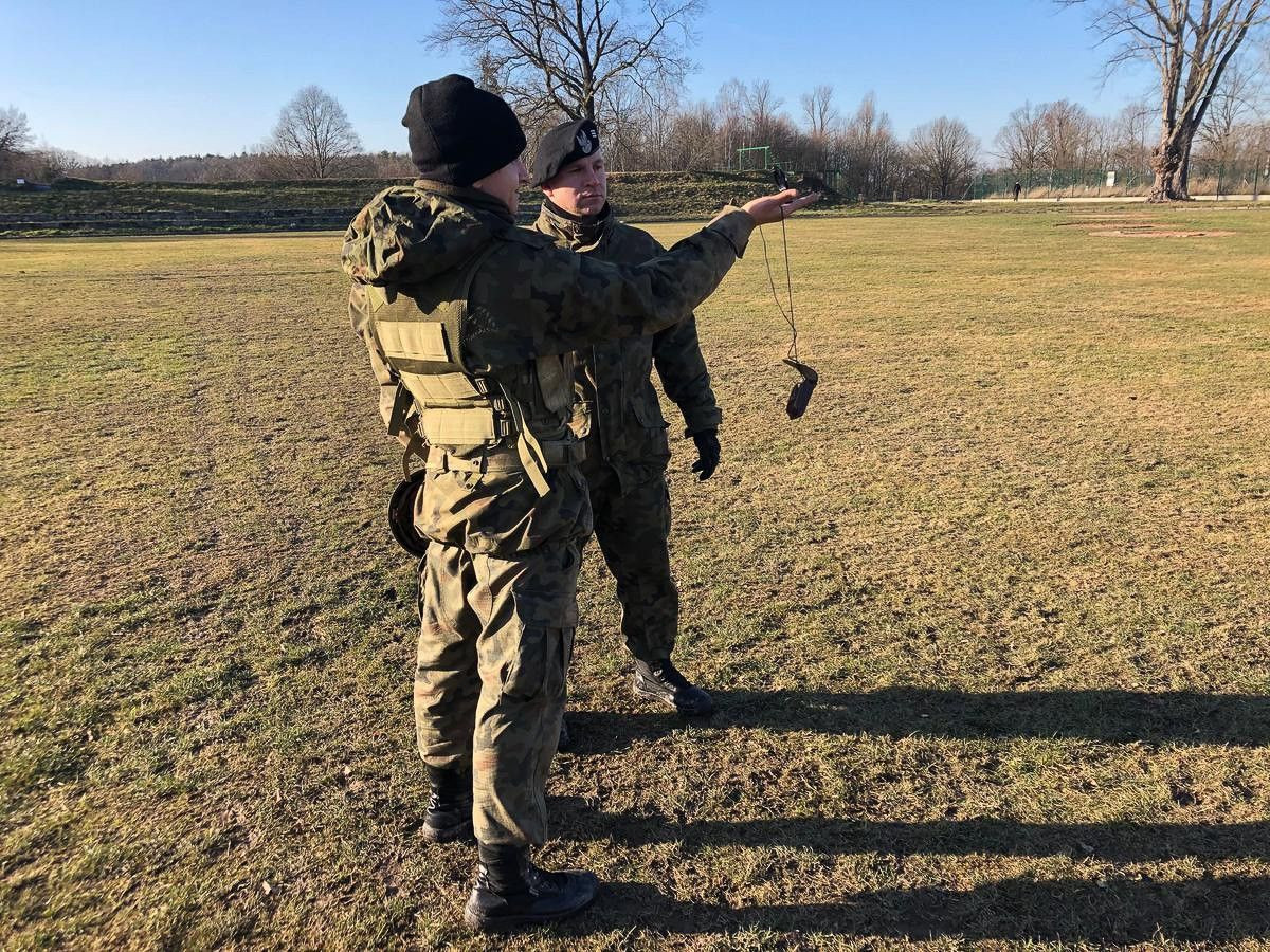 Uczniowie klas mundurowych po egzaminie