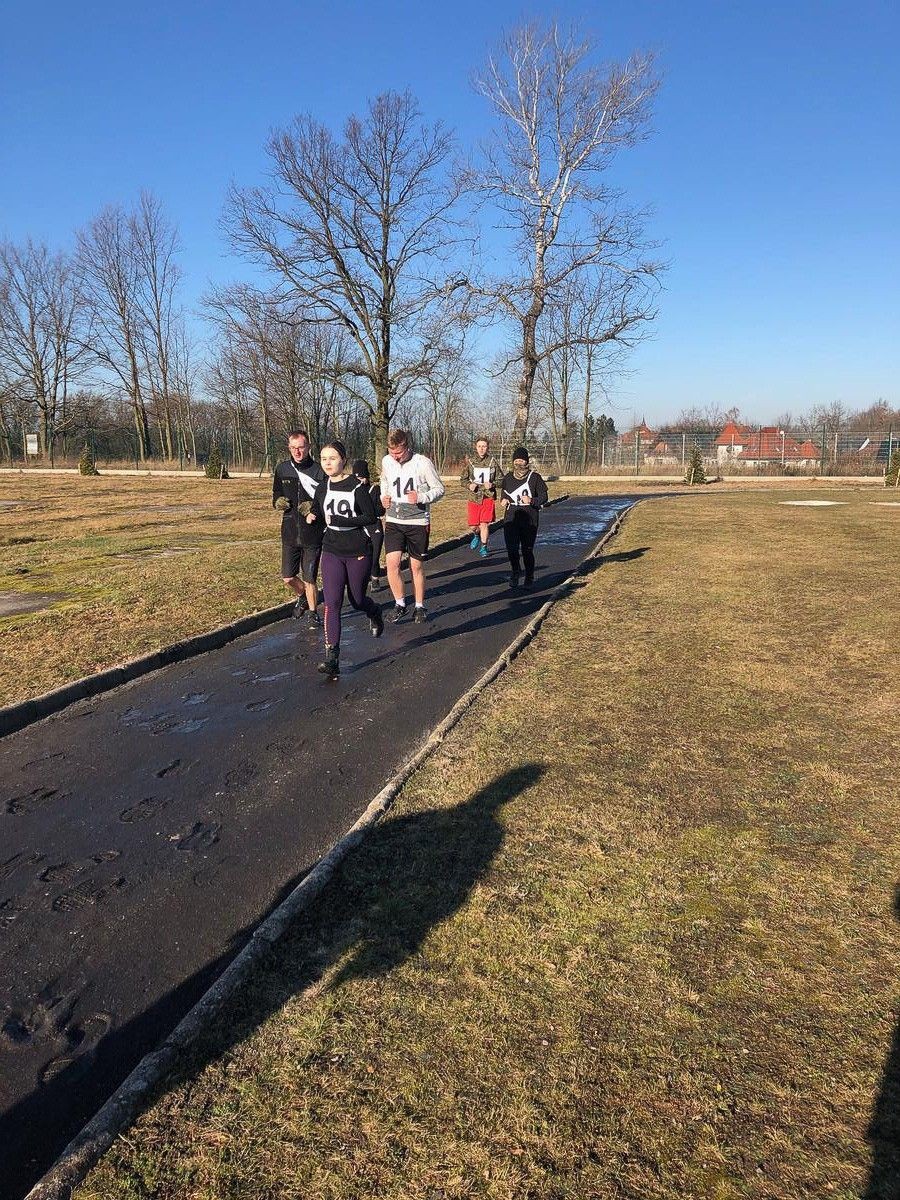 Uczniowie klas mundurowych po egzaminie