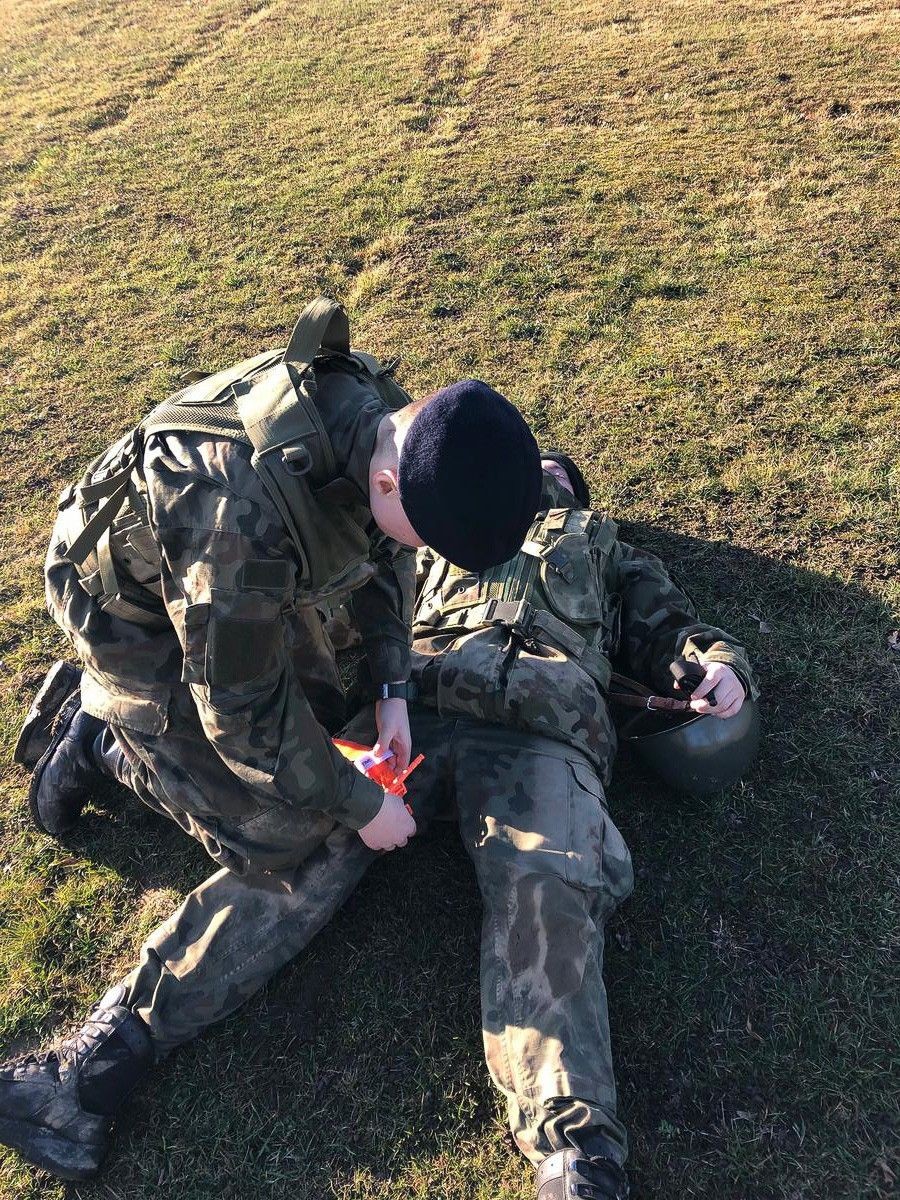 Uczniowie klas mundurowych po egzaminie