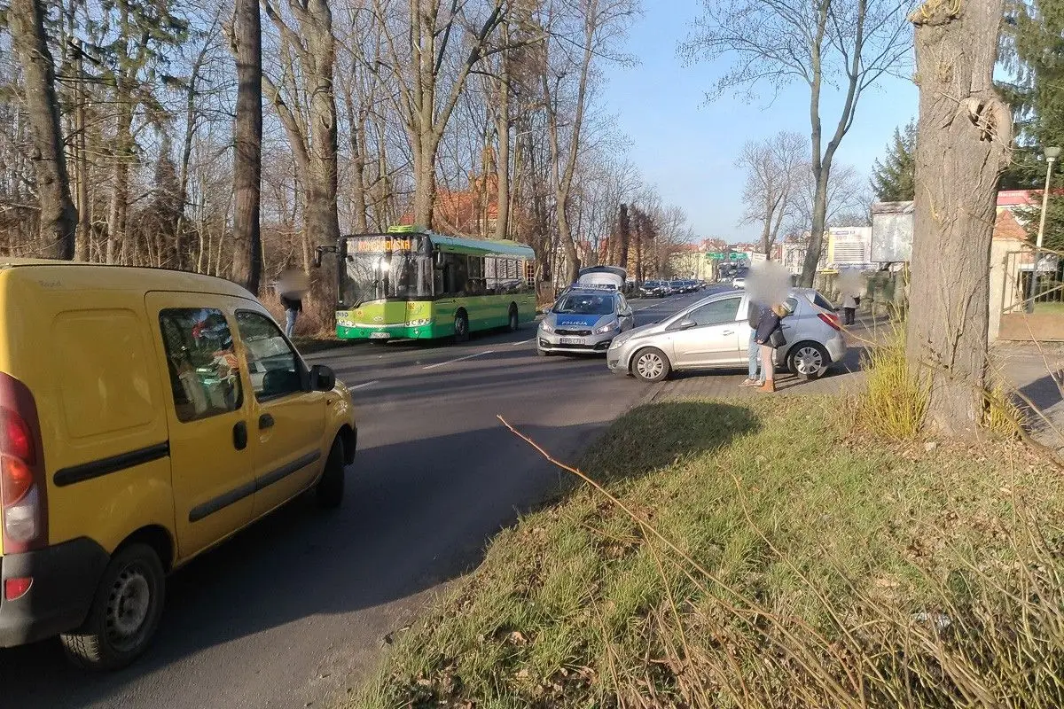 Wypadek na Jeleniogórskiej. Pieszy potrącony przez opla