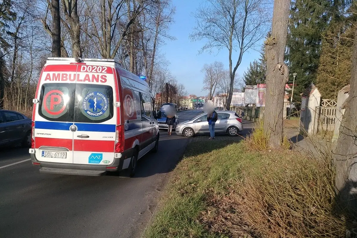 Wypadek na Jeleniogórskiej. Pieszy potrącony przez opla