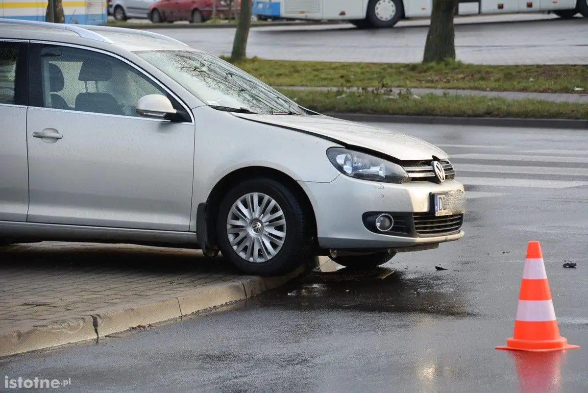 Zderzenie radiowozu z osobówką na ulicy Wesołej