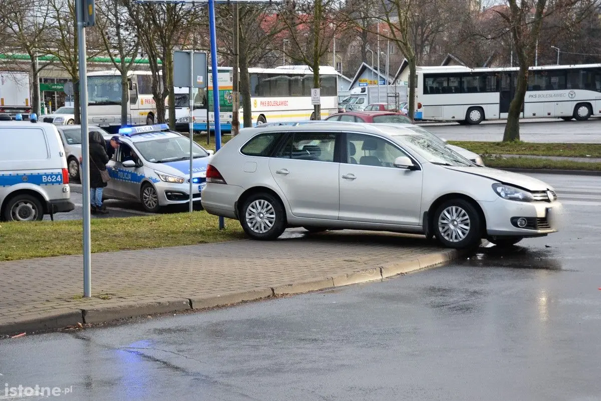 Zderzenie radiowozu z osobówką na ulicy Wesołej
