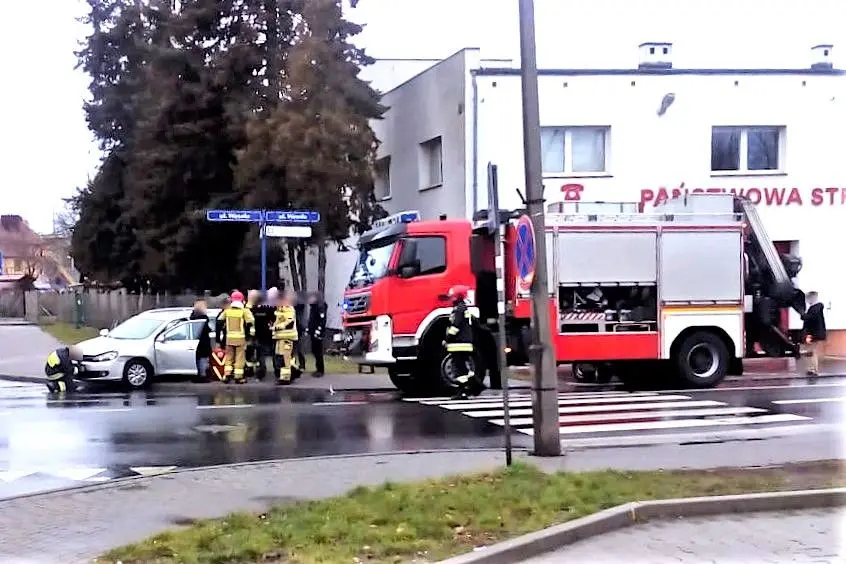 Zderzenie radiowozu z osobówką na ulicy Wesołej