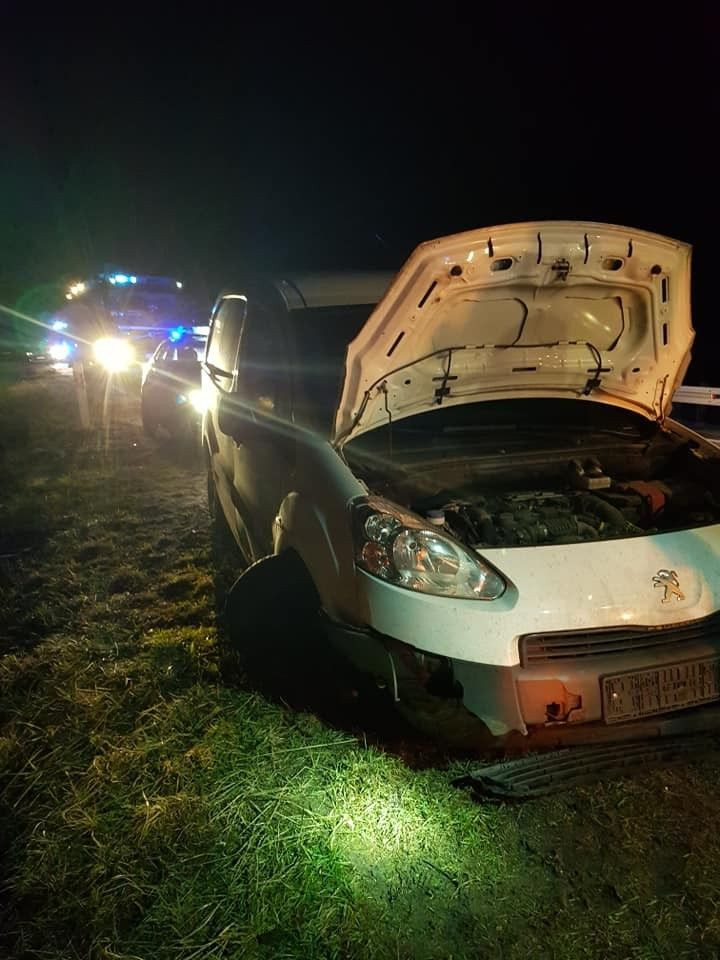 Peugeot wieczorem najechał na koło na DK18, kierujący ranny