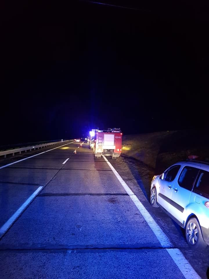 Peugeot wieczorem najechał na koło na DK18, kierujący ranny