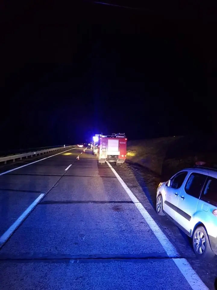 Peugeot wieczorem najechał na koło na DK18, kierujący ranny