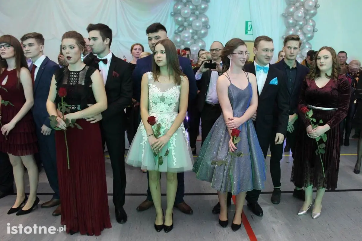 Bal studniówkowy przyszłych maturzystów z II LO