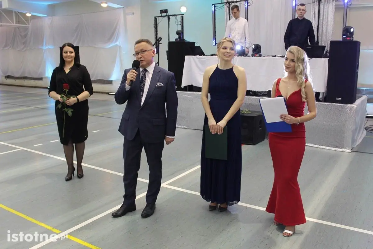 Bal studniówkowy przyszłych maturzystów z II LO
