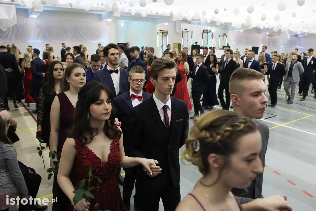 Bal studniówkowy przyszłych maturzystów z II LO