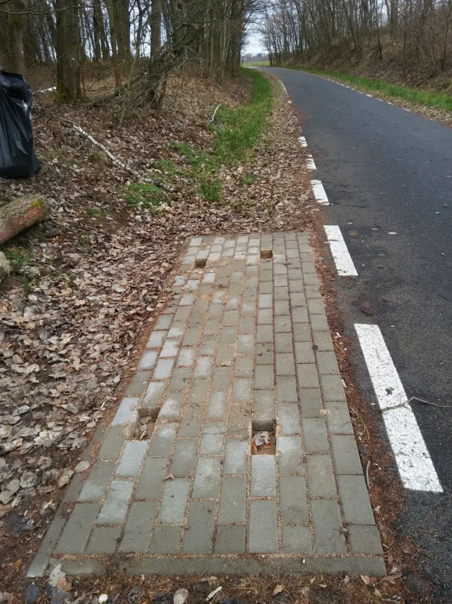 Czytelniczka: Przy ścieżce rowerowej między Wartą a Kruszynem była ławka...