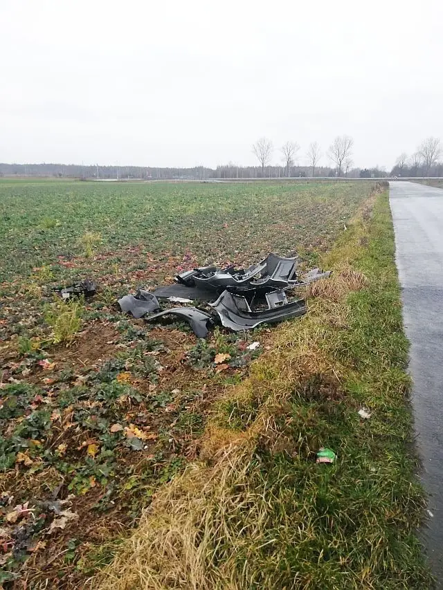 Śmiecie na polach niedaleko Łazisk