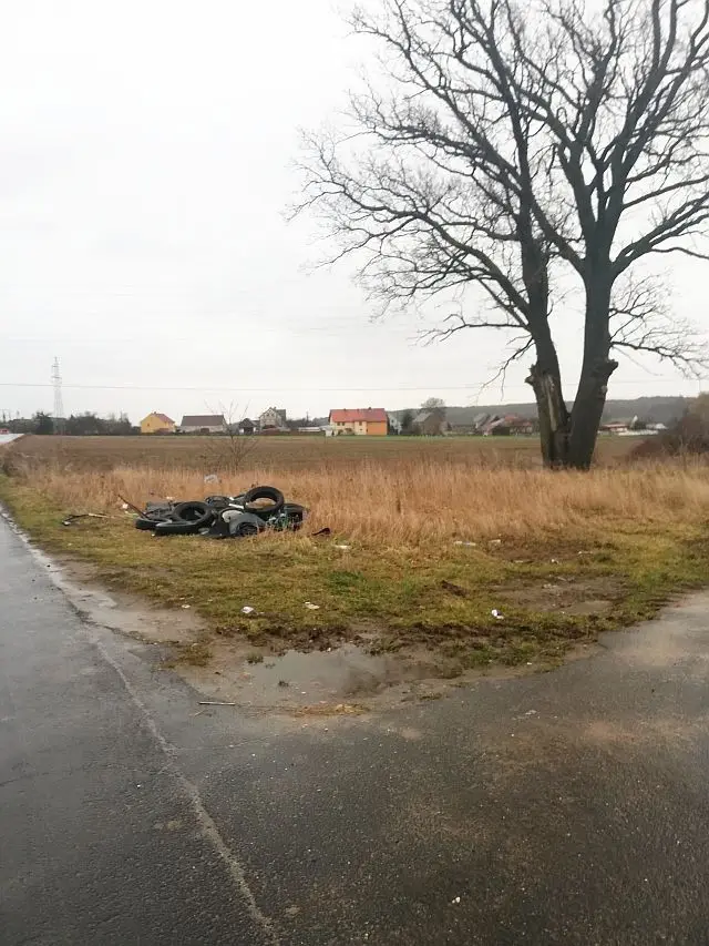 Śmiecie na polach niedaleko Łazisk