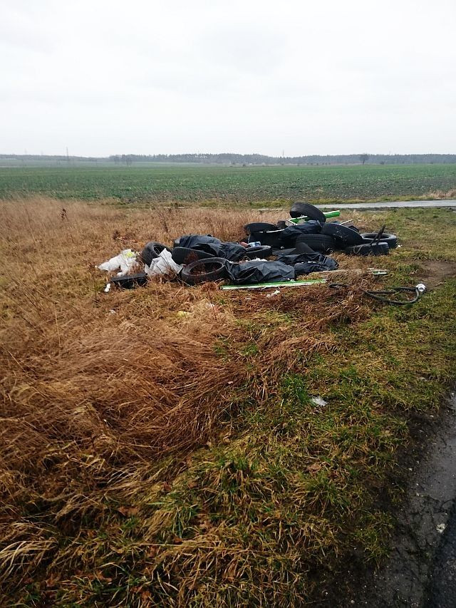 Śmiecie na polach niedaleko Łazisk