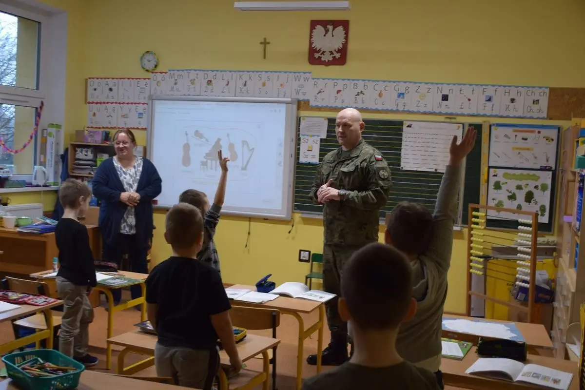 Dowódca artylerzystów z wizytą w szkole w Nowej Wsi