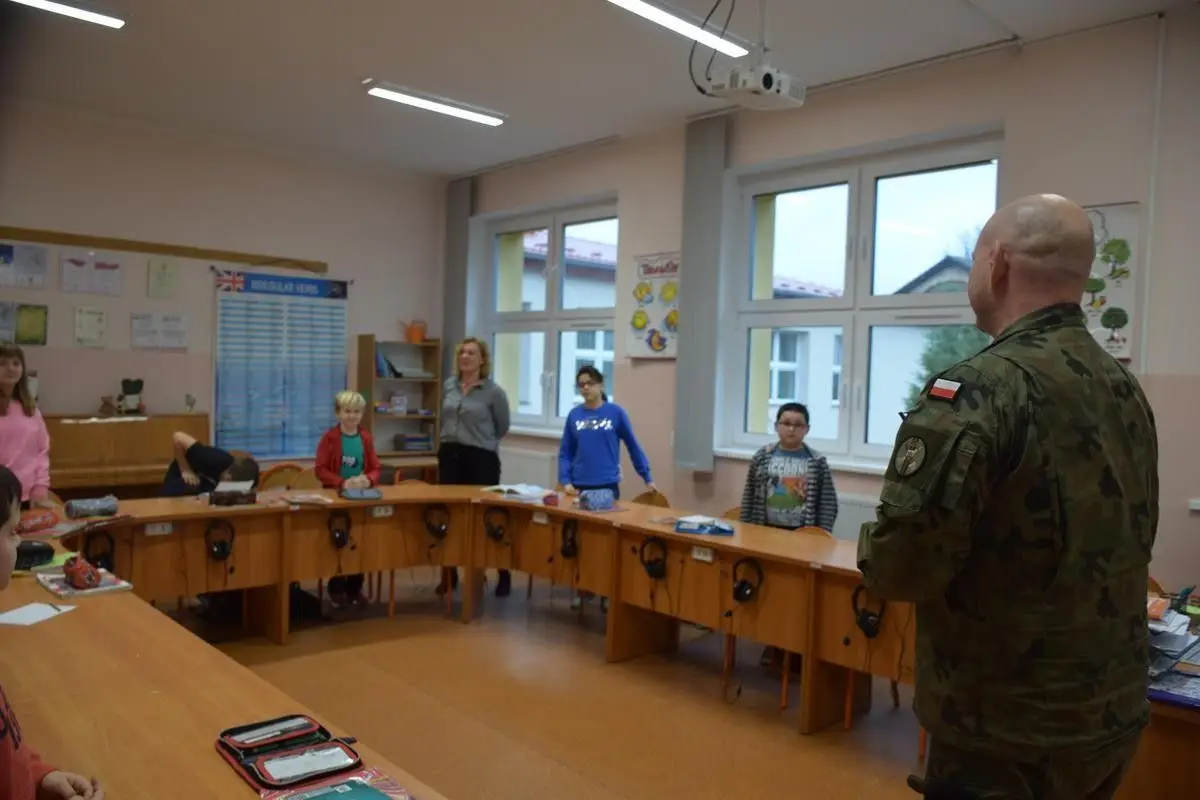 Dowódca artylerzystów z wizytą w szkole w Nowej Wsi